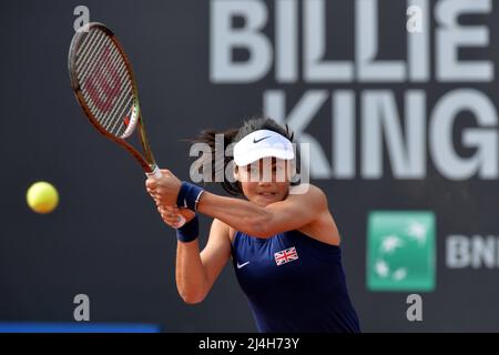 Prag, Tschechische Republik. 15. April 2022. EMMA RADUCANU aus Großbritannien in Aktion beim Tennis-Qualifikationsspiel des Billie Jean King Cup zwischen der Tschechischen Republik und Großbritannien in Prag in der Tschechischen Republik. (Bild: © Slavek Ruta/ZUMA Press Wire) Stockfoto