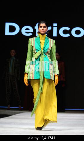 Jakarta, Jakarta, Country. 15. April 2022. Die Indonesia Fashion Week in Jakarta findet vom 13. April 2022 bis zum 17. April 2022 im Jakarta Convention Center statt. Designer Defrico Audy zeigt seine Arbeiten auf einem Laufsteg mit den Nuancen der östlichen Nusa Tenggara-Region. (Bild: © Denny Pohan/ZUMA Press Wire) Stockfoto