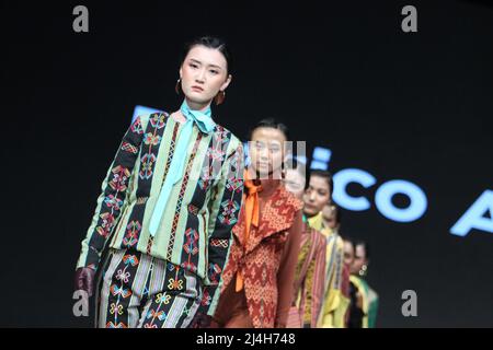 Jakarta, Jakarta, Country. 15. April 2022. Die Indonesia Fashion Week in Jakarta findet vom 13. April 2022 bis zum 17. April 2022 im Jakarta Convention Center statt. Designer Defrico Audy zeigt seine Arbeiten auf einem Laufsteg mit den Nuancen der östlichen Nusa Tenggara-Region. (Bild: © Denny Pohan/ZUMA Press Wire) Stockfoto