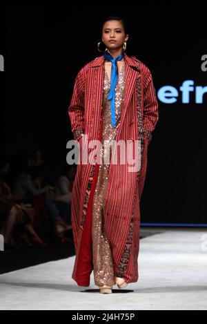 Jakarta, Jakarta, Country. 15. April 2022. Die Indonesia Fashion Week in Jakarta findet vom 13. April 2022 bis zum 17. April 2022 im Jakarta Convention Center statt. Designer Defrico Audy zeigt seine Arbeiten auf einem Laufsteg mit den Nuancen der östlichen Nusa Tenggara-Region. (Bild: © Denny Pohan/ZUMA Press Wire) Stockfoto