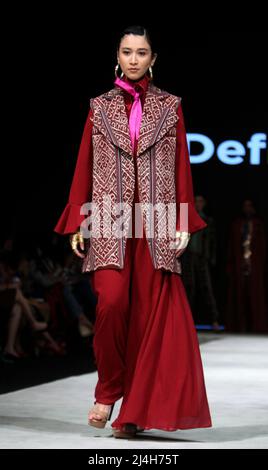 Jakarta, Jakarta, Country. 15. April 2022. Die Indonesia Fashion Week in Jakarta findet vom 13. April 2022 bis zum 17. April 2022 im Jakarta Convention Center statt. Designer Defrico Audy zeigt seine Arbeiten auf einem Laufsteg mit den Nuancen der östlichen Nusa Tenggara-Region. (Bild: © Denny Pohan/ZUMA Press Wire) Stockfoto