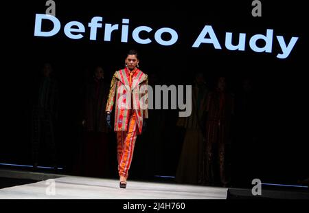 Jakarta, Jakarta, Country. 15. April 2022. Die Indonesia Fashion Week in Jakarta findet vom 13. April 2022 bis zum 17. April 2022 im Jakarta Convention Center statt. Designer Defrico Audy zeigt seine Arbeiten auf einem Laufsteg mit den Nuancen der östlichen Nusa Tenggara-Region. (Bild: © Denny Pohan/ZUMA Press Wire) Stockfoto