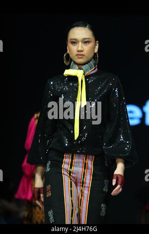 Jakarta, Jakarta, Country. 15. April 2022. Die Indonesia Fashion Week in Jakarta findet vom 13. April 2022 bis zum 17. April 2022 im Jakarta Convention Center statt. Designer Defrico Audy zeigt seine Arbeiten auf einem Laufsteg mit den Nuancen der östlichen Nusa Tenggara-Region. (Bild: © Denny Pohan/ZUMA Press Wire) Stockfoto