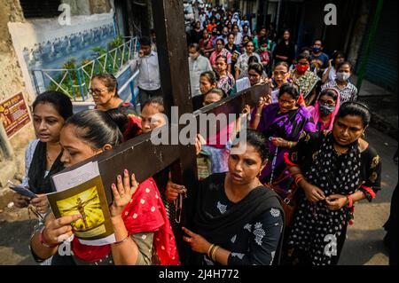 Rajpur Sonarpur, Westbengalen, Indien. 15. April 2022. Katholische Gläubige tragen ein Kreuz, während sie an einer Karfreitagsprozession in Kalkutta teilnehmen. (Bild: © Sankhadeep Banerjee/ZUMA Press Wire) Stockfoto