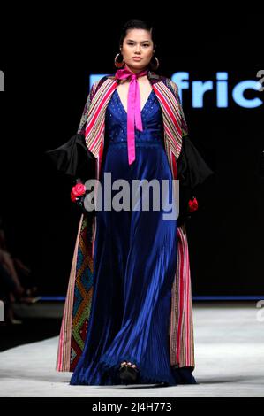Jakarta, Jakarta, Country. 15. April 2022. Die Indonesia Fashion Week in Jakarta findet vom 13. April 2022 bis zum 17. April 2022 im Jakarta Convention Center statt. Designer Defrico Audy zeigt seine Arbeiten auf einem Laufsteg mit den Nuancen der östlichen Nusa Tenggara-Region. (Bild: © Denny Pohan/ZUMA Press Wire) Stockfoto