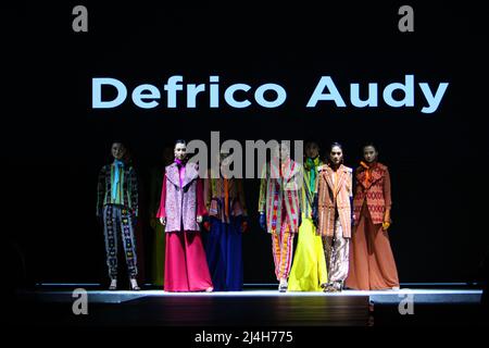 Jakarta, Jakarta, Country. 15. April 2022. Die Indonesia Fashion Week in Jakarta findet vom 13. April 2022 bis zum 17. April 2022 im Jakarta Convention Center statt. Designer Defrico Audy zeigt seine Arbeiten auf einem Laufsteg mit den Nuancen der östlichen Nusa Tenggara-Region. (Bild: © Denny Pohan/ZUMA Press Wire) Stockfoto