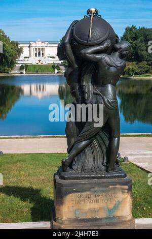 Sonnenuhr des Künstlers Frank Jirouch vom Wade Park in Cleveland, Ohio mit dem Cleveland Museum of Art in der Ferne Stockfoto