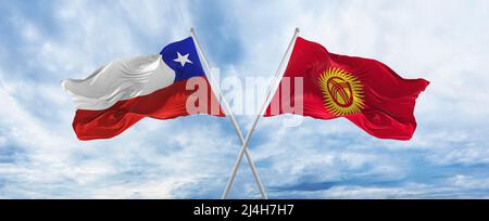 Gekreuzte Nationalflaggen von Chile und Kirgisistan, die bei bewölktem Himmel im Wind wehten. Symbolisiert Beziehung, Dialog, Reisen zwischen zwei Ländern. Stockfoto