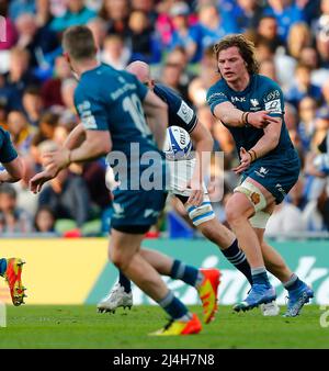 Aviva Stadium, Dublin, Irland. 15. April 2022. European Champions Cup Rugby, Leinster gegen Connacht; Cian Prendergast von Connacht übergibt den Ball an Inside Credit: Action Plus Sports/Alamy Live News Stockfoto