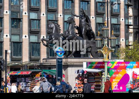 Die Bronzestatue von Boadicea und ihren Töchtern befindet sich in Westminster, London, Großbritannien, über einem Verkaufsstand für Touristen. Touristen und Tourismus-Bereich Stockfoto