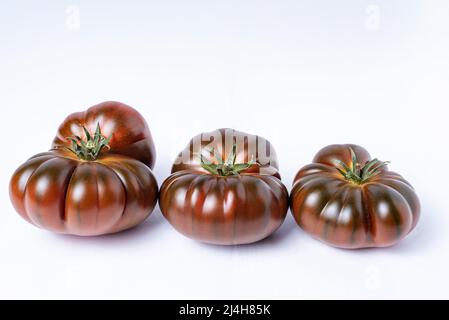 Drei Tomaten der Sorte Raf mit verschiedenen Formen auf weißem Hintergrund. Stockfoto