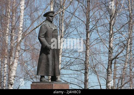 Nischni Nowgorod, Russland, Marschall-Schukowplatz, 04.15.2022. Denkmal für Marschall G.K. Schukow. Der sowjetische Kommandeur, das Denkmal dem Marschall des Sieges Schukow Stockfoto