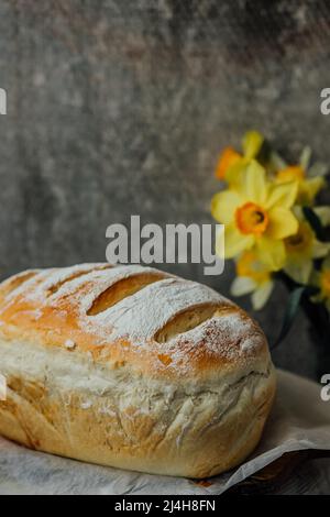 Brot, traditionelles Sauerteigbrot in Scheiben geschnitten auf einem rustikalen Holzhintergrund. Konzept der traditionellen Backmethoden für gesäuertes Brot. Gesunde Ernährung Stockfoto