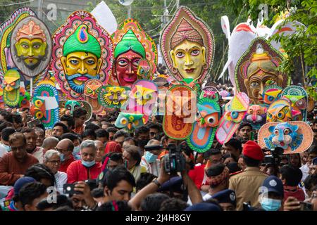 Dhaka, Bangladesch. 14. April 2022. Menschen aus Bangladesch nehmen am 14. April 2022 an einer Kundgebung (Mangal Shobhajatra) zur Feier des bengalischen Neujahrs oder „Pohela Boishakh“, dem ersten Tag des bengalischen Neujahrs, in Dhaka, Bangladesch Teil. In farbenfroher Kleidung tragen sie Masken und verschiedene Tiere schweben auf einer Straße, um das kulturelle Erbe Bangladeschs während der Feier zu manifestieren. (Foto von Joy saha/Pacific Press/Sipa USA) Quelle: SIPA USA/Alamy Live News Stockfoto