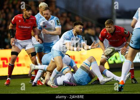 Newcastle, Großbritannien. 12. März 2022. NEWCASTLE UPON TYNE, GROSSBRITANNIEN. APR 15. Ali Price of Glasgow Warriors feuert beim European Rugby Challenge Cup-Spiel zwischen Newcastle Falcons und Glasgow Warriors am Freitag, den 15.. April 2022, im Kingston Park in Newcastle einen Pass aus. (Kredit: Chris Lishman | MI News) Kredit: MI Nachrichten & Sport /Alamy Live News Stockfoto