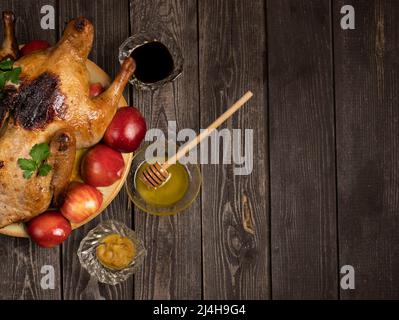 Gebackene Ente mit Äpfeln und Sojasauce, Honig und Senf mit Kopierfläche auf dunklem Holzhintergrund Stockfoto