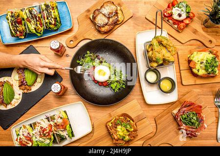 Set von italienischen und internationalen Gerichten Rezepte, Salat mit Burrata und Paprika mexikanische Tacos von Cochinta pibil, gebratenes Gemüse in Tempura, Golden tac Stockfoto