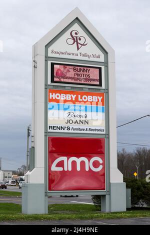 Selinsgrove, Pennsylvania, USA. 14. April 2022. Ein Schild zeigt die Namen und Logos der Geschäfte in der Susquhanna Valley Mall. (Bild: © Paul Weaver/SOPA Images via ZUMA Press Wire) Stockfoto