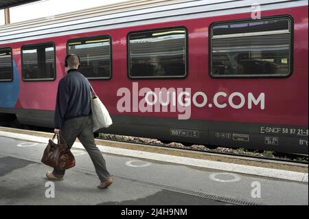 FRANKREICH, PARIS (75) 12TH ARR. BAHNHOF BERCY. OUIGO ZUG AM QUAY. SNCF HAT BILLIGZÜGE IN BETRIEB GENOMMEN Stockfoto