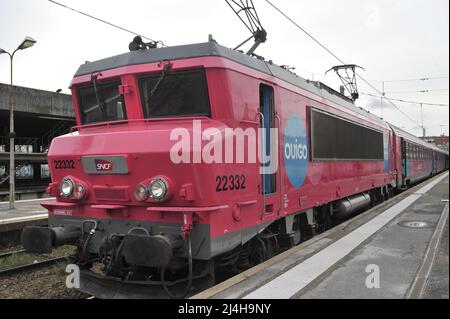 FRANKREICH, PARIS (75) 12TH ARR. BAHNHOF BERCY. OUIGO ZUG AM QUAY. SNCF HAT BILLIGZÜGE IN BETRIEB GENOMMEN Stockfoto