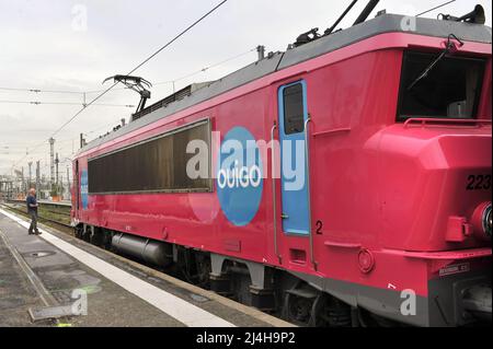 FRANKREICH, PARIS (75) 12TH ARR. BAHNHOF BERCY. OUIGO ZUG AM QUAY. SNCF HAT BILLIGZÜGE IN BETRIEB GENOMMEN Stockfoto