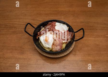 Das beste Rezept für zerbrochene Eier, die Sie finden können. Dieses Gericht gehört zu den bekanntesten in der spanischen Küche. Sie sind köstlich und einfach, ein Gastron Stockfoto