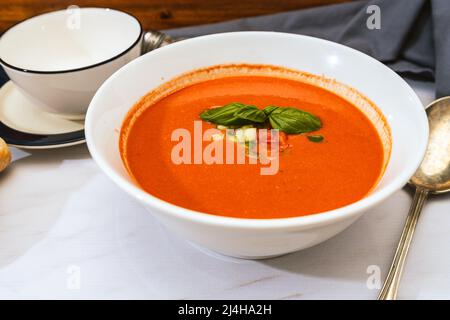 Blick auf einen Brunnen mit andalusischem Gazpacho. Eine Gemüse- und Bio-Sommersuppe oder ein kaltes Getränk. Natürliches, organisches, gesundes Lebensmittelkonzept. Stockfoto