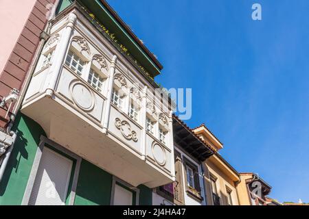 Schöner weißer Balkon in der Straße der Stadt Aviles in Asturien Stockfoto