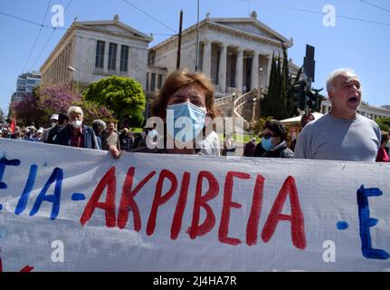 Athen, Griechenland. 14. April 2022. Die Rentnerin sah einen Marsch mit einem Transparent mit der Aufschrift „Preiserhöhungen“ aus Protest gegen die steigenden, unerträglichen Preise, die die griechische Gesellschaft plagen. (Foto: Dimitris Aspiotis/Pacific Press) Quelle: Pacific Press Media Production Corp./Alamy Live News Stockfoto