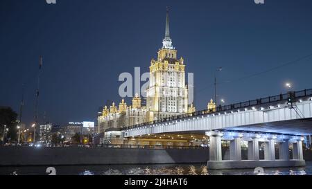 Moskau 2021. Aktion. An einem dunklen Abend mit hellen Lichtern und Laternen wurden wunderschöne riesige Abendgebäude in der Nähe des Flusses in Moskau aus der Ferne aufgenommen Stockfoto