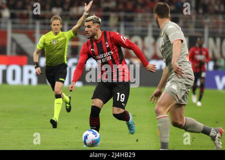 Theo Hernandez während des Serie A-Spiels zwischen Mailand und Genua im Meazza-Stadion am 15. April 2022 in Mailand, Italien. Stockfoto