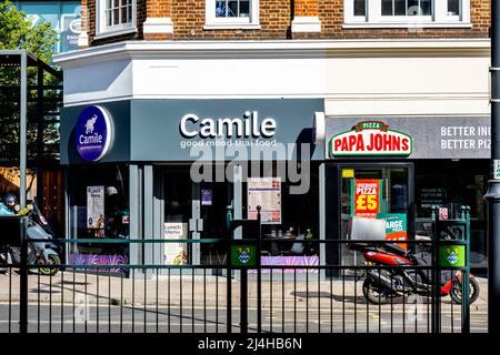 Epsom Surrey London, April 15 2022, Camile Thai Food Und Pappa Johns Pizza Takeaway Shop Stockfoto