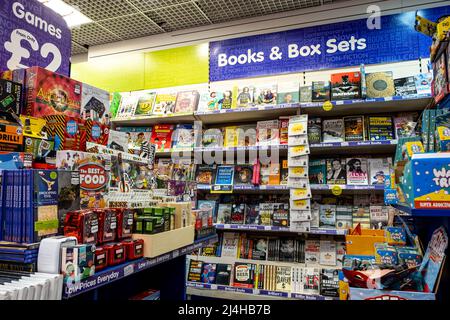 Epsom Surrey London, April 15 2022, The Works Art And Craft High Street Retailer Ausstellung Von Büchern Und Romanen Stockfoto