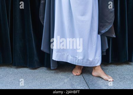 Barfuß Mann bei der Karwoche Prozession in der Stadt Aviles in Asturien. Stockfoto