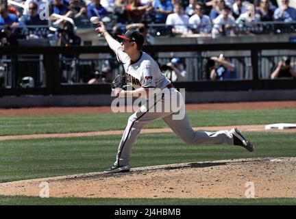 New York, Usa. 15. April 2022. Arizona Diamondbacks Startpitcher Zach Davies wirft im dritten Inning am Eröffnungstag im Citi Field am Freitag, den 15.. April 2022 in New York City zu den New York Mets. Foto von Peter Foley/UPI Credit: UPI/Alamy Live News Stockfoto