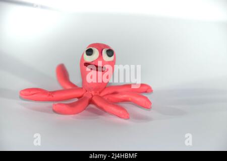 Ein Oktopus aus Plastilin. Plastilin-Spielzeug auf weißem Hintergrund. Stockfoto