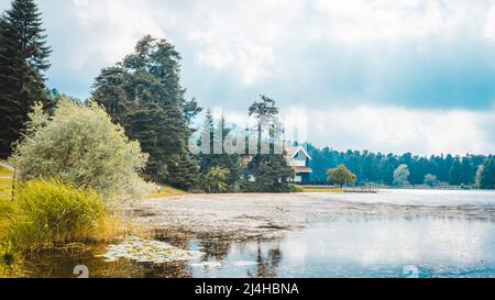 Golcuk Nationalpark Bolu Türkei. Herbst hölzernes Seenhaus im Wald im Bolu Golcuk Nationalpark, Türkei Stockfoto