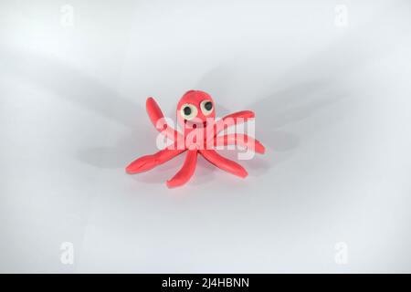 Ein Oktopus aus Plastilin. Plastilin-Spielzeug auf weißem Hintergrund. Stockfoto