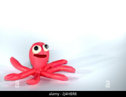 Ein Oktopus aus Plastilin. Plastilin-Spielzeug auf weißem Hintergrund. Stockfoto