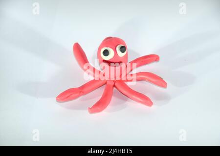 Ein Oktopus aus Plastilin. Plastilin-Spielzeug auf weißem Hintergrund. Stockfoto