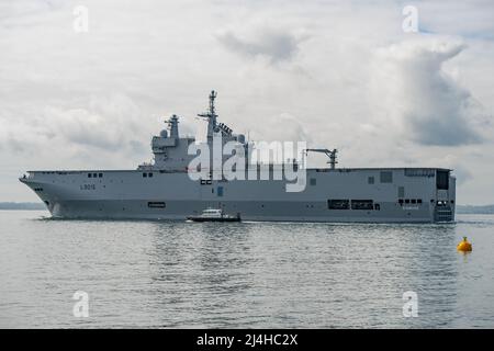 Das amphibische Sturmschiff FS Dixmude (L9015) der französischen Marine (Marine Nationale) verließ Portsmouth, Großbritannien, am 14/04/2022. Stockfoto