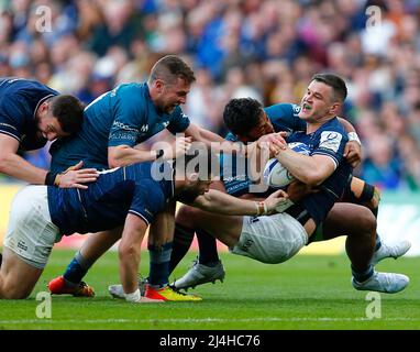 Aviva Stadium, Dublin, Irland. 15. April 2022. European Champions Cup Rugby, Leinster gegen Connacht; Johnny Sexton (c) von Leinster wird angegangen Credit: Action Plus Sports/Alamy Live News Stockfoto