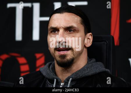 Mailand, Italien. 15. April 2022. Zlatan Ibrahimovic vom AC Mailand nimmt am Fußballspiel der Serie A zwischen dem AC Mailand und dem FC Genua Teil. Kredit: Nicolò Campo/Alamy Live Nachrichten Stockfoto