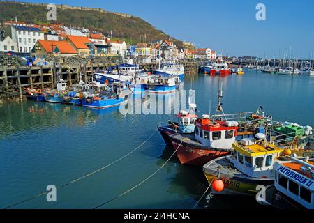 Großbritannien, North Yorkshire, Scarborough Harbour und Altstadt mit Schloss in der Ferne Stockfoto