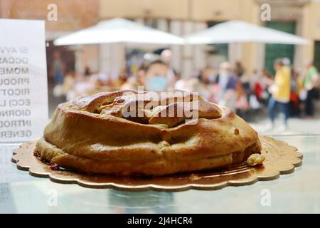 Eine Torte nach römisch-jüdischem Stil für Pesach Holiday, gesehen im jüdischen Ghetto, Rom, Italien, april 15 2022. Pesach oder Pessach ist ein wichtiger jüdischer Feiertag, an dem der Exodus der Juden aus der Sklaverei in Ägypten erinnert wird. Dieses Jahr 2022 beginnt das Passahfest am Freitag, den 15. April und endet am Samstag, den 23. April, zeitgleich mit der christlichen Osterzeit. An den ersten beiden Passahnächten halten Familien und Gemeinden ein zeremonielles Abendessen mit dem Namen Seder ab, das die Lesung der Haggada und das Essen symbolischer Speisen umfasst. In diesem Jahr ist der erste Seder am 15. April nach Einbruch der Dunkelheit und der zweite am 16. April nach Einbruch der Dunkelheit. Stockfoto