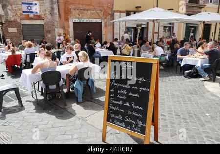 Ein Restaurant im Jüdischen Ghetto, Rom, Italien, april 15 2022. Pesach oder Pessach ist ein wichtiger jüdischer Feiertag, an dem der Exodus der Juden aus der Sklaverei in Ägypten erinnert wird. Dieses Jahr 2022 beginnt das Passahfest am Freitag, den 15. April und endet am Samstag, den 23. April, zeitgleich mit der christlichen Osterzeit. An den ersten beiden Passahnächten halten Familien und Gemeinden ein zeremonielles Abendessen mit dem Namen Seder ab, das die Lesung der Haggada und das Essen symbolischer Speisen umfasst. In diesem Jahr ist der erste Seder am 15. April nach Einbruch der Dunkelheit und der zweite am 16. April nach Einbruch der Dunkelheit. (Foto von Elisa Gestri/Sipa USA) Stockfoto