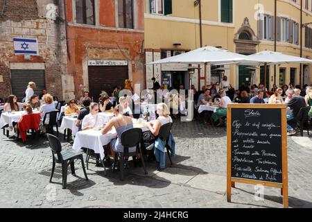 Ein Restaurant im Jüdischen Ghetto, Rom, Italien, april 15 2022. Pesach oder Pessach ist ein wichtiger jüdischer Feiertag, an dem der Exodus der Juden aus der Sklaverei in Ägypten erinnert wird. Dieses Jahr 2022 beginnt das Passahfest am Freitag, den 15. April und endet am Samstag, den 23. April, zeitgleich mit der christlichen Osterzeit. An den ersten beiden Passahnächten halten Familien und Gemeinden ein zeremonielles Abendessen mit dem Namen Seder ab, das die Lesung der Haggada und das Essen symbolischer Speisen umfasst. In diesem Jahr ist der erste Seder am 15. April nach Einbruch der Dunkelheit und der zweite am 16. April nach Einbruch der Dunkelheit. (Foto von Elisa Gestri/Sipa USA) Stockfoto