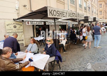 Ein Restaurant im Jüdischen Ghetto, Rom, Italien, april 15 2022. Pesach oder Pessach ist ein wichtiger jüdischer Feiertag, an dem der Exodus der Juden aus der Sklaverei in Ägypten erinnert wird. Dieses Jahr 2022 beginnt das Passahfest am Freitag, den 15. April und endet am Samstag, den 23. April, zeitgleich mit der christlichen Osterzeit. An den ersten beiden Passahnächten halten Familien und Gemeinden ein zeremonielles Abendessen mit dem Namen Seder ab, das die Lesung der Haggada und das Essen symbolischer Speisen umfasst. In diesem Jahr ist der erste Seder am 15. April nach Einbruch der Dunkelheit und der zweite am 16. April nach Einbruch der Dunkelheit. (Foto von Elisa Gestri/Sipa USA) Stockfoto