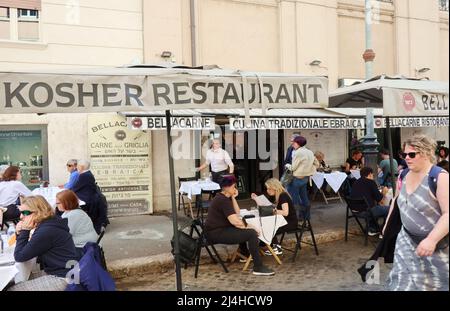 Ein Restaurant im Jüdischen Ghetto, Rom, Italien, april 15 2022. Pesach oder Pessach ist ein wichtiger jüdischer Feiertag, an dem der Exodus der Juden aus der Sklaverei in Ägypten erinnert wird. Dieses Jahr 2022 beginnt das Passahfest am Freitag, den 15. April und endet am Samstag, den 23. April, zeitgleich mit der christlichen Osterzeit. An den ersten beiden Passahnächten halten Familien und Gemeinden ein zeremonielles Abendessen mit dem Namen Seder ab, das die Lesung der Haggada und das Essen symbolischer Speisen umfasst. In diesem Jahr ist der erste Seder am 15. April nach Einbruch der Dunkelheit und der zweite am 16. April nach Einbruch der Dunkelheit. (Foto von Elisa Gestri/Sipa USA) Stockfoto