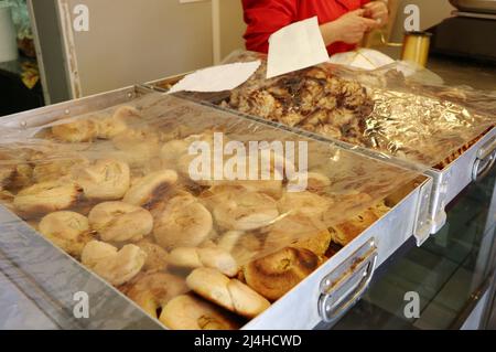 Römisch-jüdische Kuchen für Pesach Holiday im Jüdischen Ghetto, Rom, Italien, april 15 2022. Pesach oder Pessach ist ein wichtiger jüdischer Feiertag, an dem der Exodus der Juden aus der Sklaverei in Ägypten erinnert wird. Dieses Jahr 2022 beginnt das Passahfest am Freitag, den 15. April und endet am Samstag, den 23. April, zeitgleich mit der christlichen Osterzeit. An den ersten beiden Passahnächten halten Familien und Gemeinden ein zeremonielles Abendessen mit dem Namen Seder ab, das die Lesung der Haggada und das Essen symbolischer Speisen umfasst. In diesem Jahr ist der erste Seder am 15. April nach Einbruch der Dunkelheit und der zweite am 16. April nach Einbruch der Dunkelheit. (Foto b Stockfoto